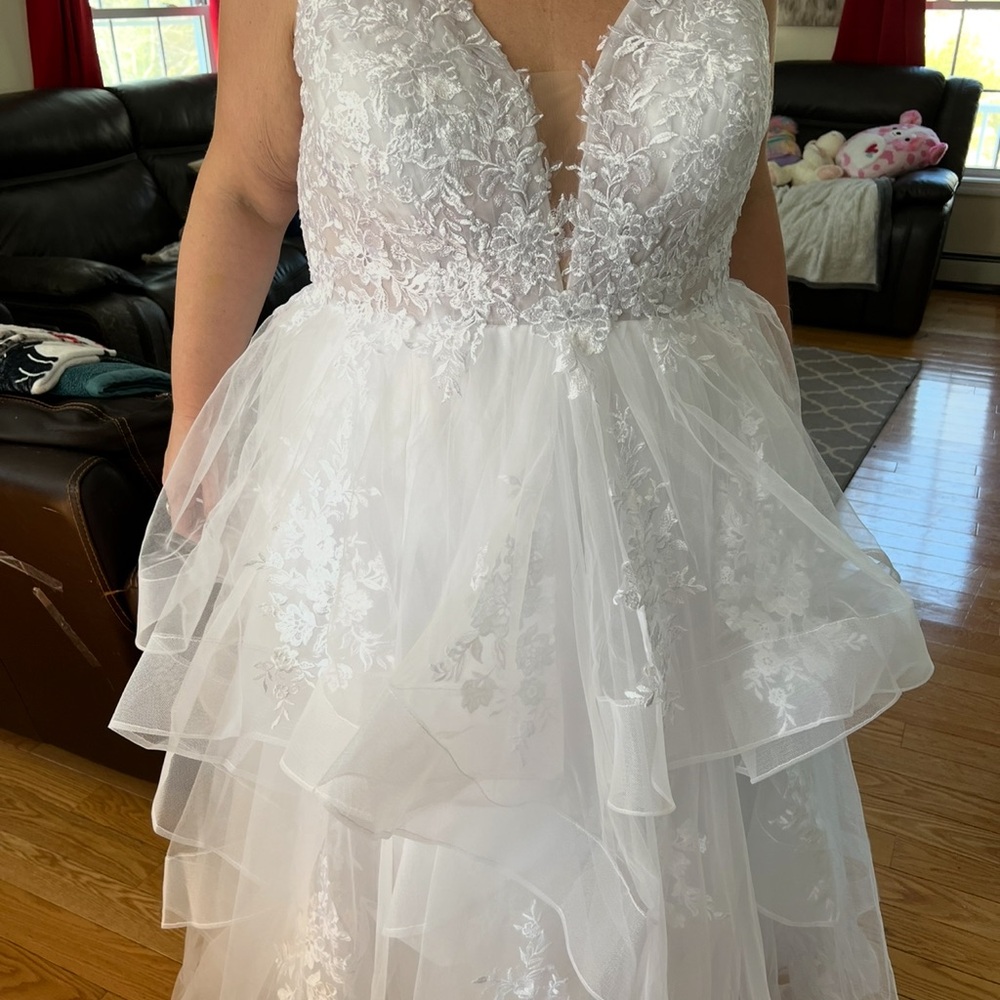 Elegant White Lace Wedding Dress